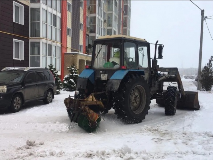 Задействовали тракторы: дворы Волжского расчищают от сугробов 3.239.76.25 