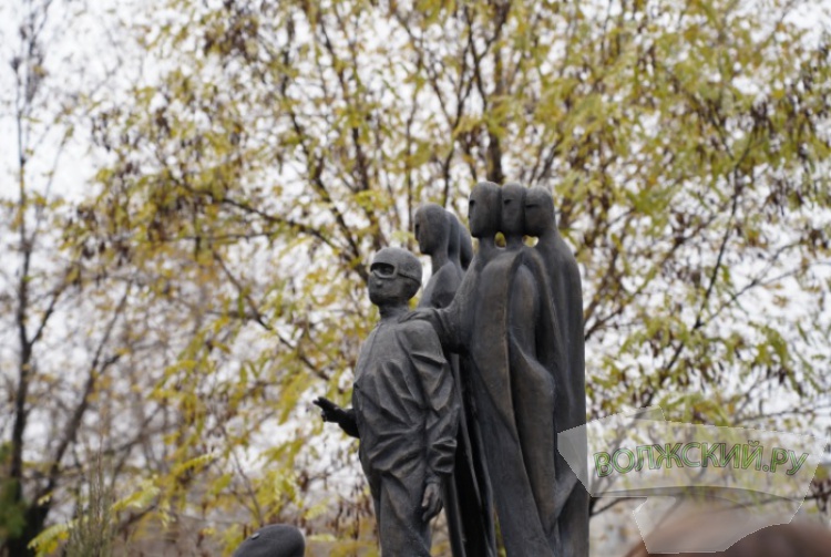 Ангелы за спиной: в Волжском на территории больницы открыли памятник в благодарность медикам