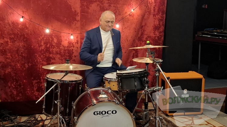 Джаз, рок-н-рол, стендап: ДК ВГС взял под свое крыло волжский андеграунд