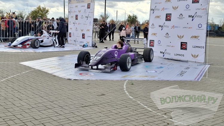 Нужны инженеры и команда: волжанам показали гоночные болиды «Формулы»