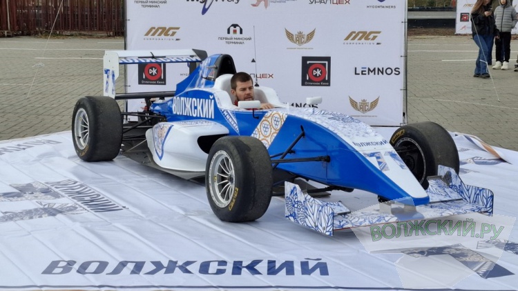 Нужны инженеры и команда: волжанам показали гоночные болиды «Формулы»