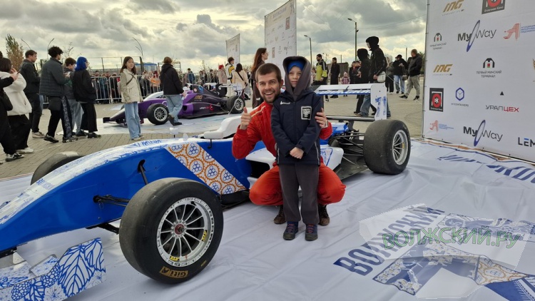 Нужны инженеры и команда: волжанам показали гоночные болиды «Формулы»