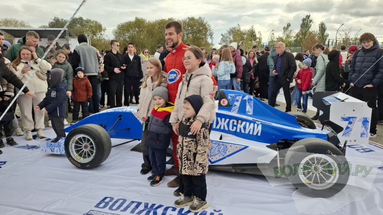 Нужны инженеры и команда: волжанам показали гоночные болиды «Формулы»