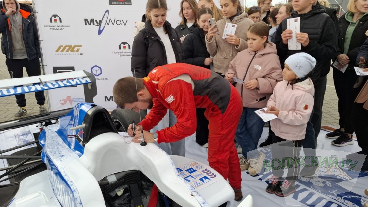 Нужны инженеры и команда: волжанам показали гоночные болиды «Формулы»